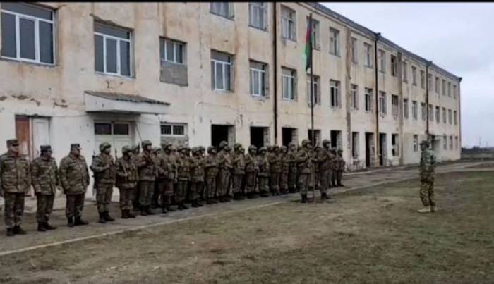 Перед зданием бывшей средней школы села Гюлаблы Агдамского района поднят флаг Азербайджана - ФОТО