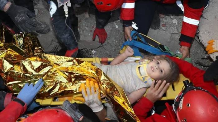 В Измире через 91 час после землетрясения спасли 4-летнюю девочку
