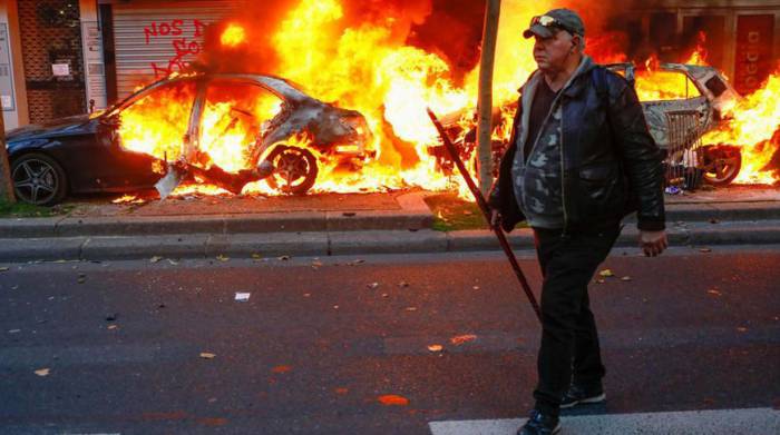 Во Франции во время субботних акций протеста пострадали 98 полицейских
