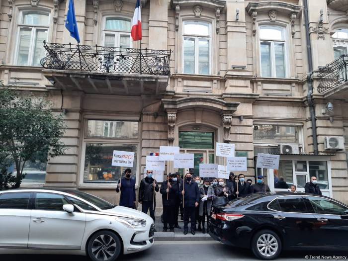 В Баку перед посольством Франции прошла акция протеста - ФОТО