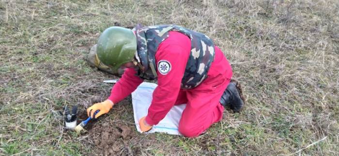 На прифронтовых территориях обнаружены мины и неразорвавшиеся боеприпасы - ФОТО
