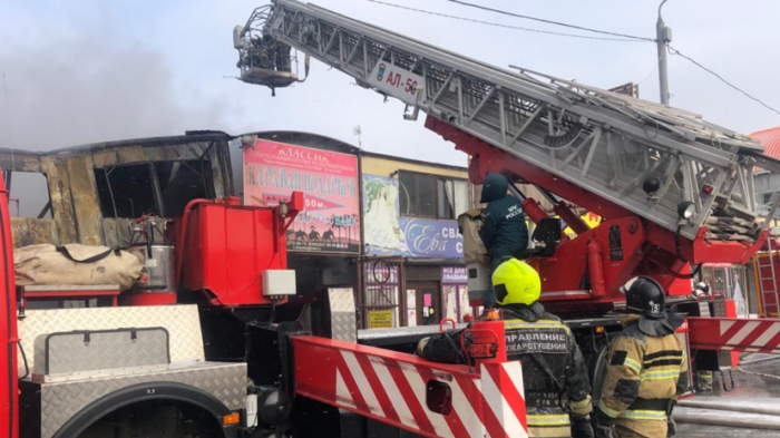 Пожарные ликвидировали открытое горение на рынке в Ростове-на-Дону
