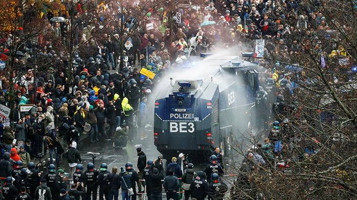Полиция Парижа применила водометы для разгона протестующих