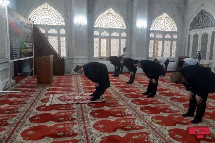 В мечети Бибиейбат почтили память шехидов Отечественной войны
