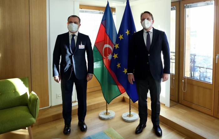 Джейхун Байрамов встретился с комиссаром ЕС по вопросам расширения и политике соседства 