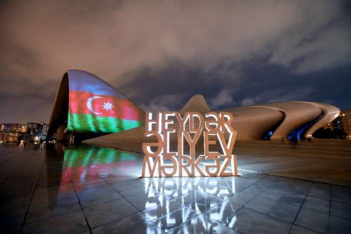 Центр Гейдара Алиева, «Башни Пламени» и Бакинский Олимпийский стадион окрасились в цвета флага Азербайджана - ФОТО