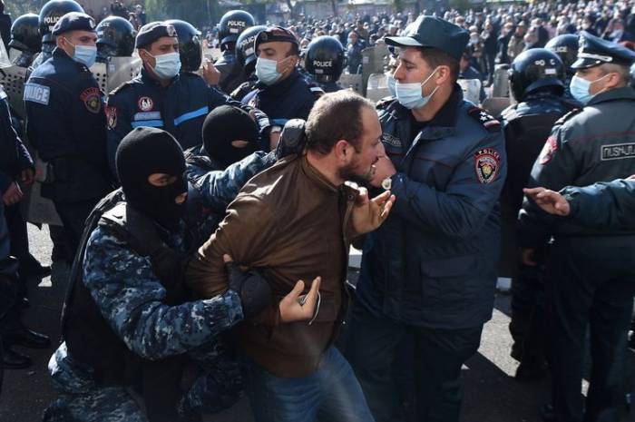 В Армении прошли митинги с требованием об отставке Пашиняна, есть задержанные