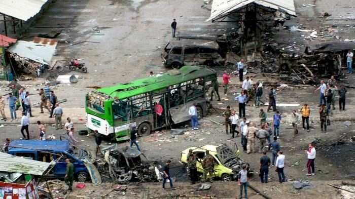 Террористы напали на автобус и безоружных пассажиров на востоке Сирии 