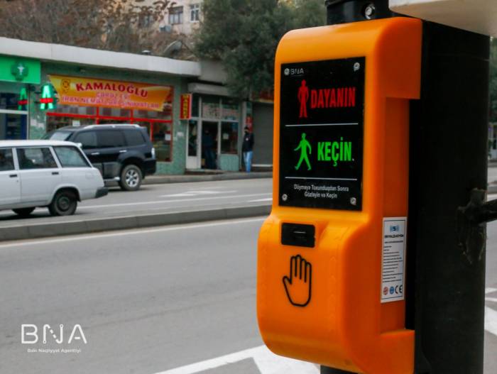 На одной из улиц Баку установлен управляемый светофор 