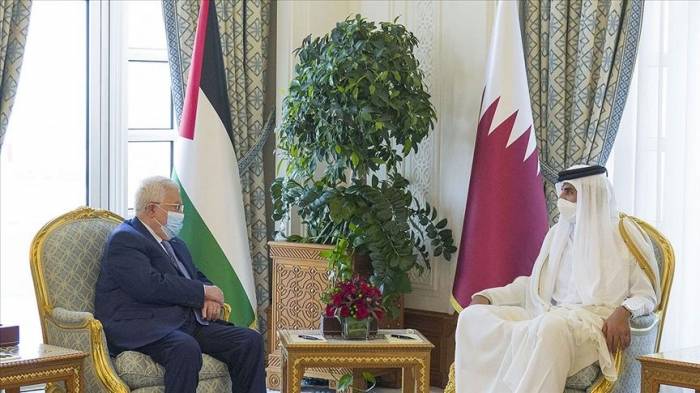 Эмир Катара и президент Палестины обсудили ситуацию в регионе