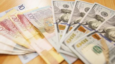 Белорусский рубль на торгах 22 декабря ослаб к трем основным валютам