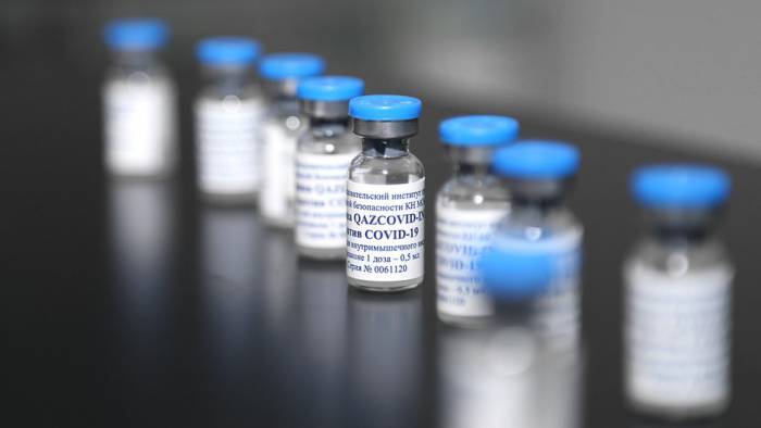 Казахстанцев начали прививать отечественной вакциной от коронавируса
