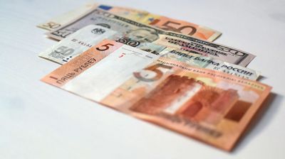Доллар и российский рубль на торгах 16 декабря подешевели, евро подорожал