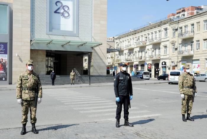 В Азербайджане сотрудникам ряда структур разрешено передвижение по служебному удостоверению