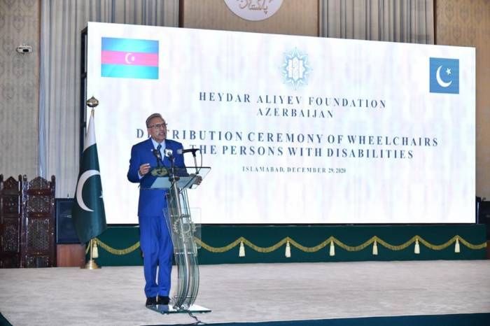 Президент и первая леди Пакистана приняли участие в церемонии вручения инвалидных колясок  - ФОТО