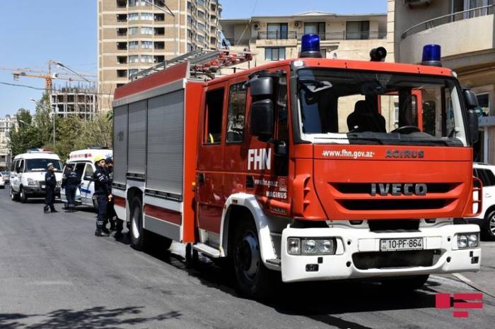 В Баку произошел пожар в многоэтажном здании, эвакуированы 12 человек