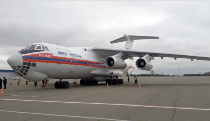 Самолёт МЧС РФ приземлился в международном аэропорте Гянджи