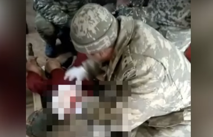 Азербайджанские солдаты оказали помощь армянскому военнопленному- ВИДЕО