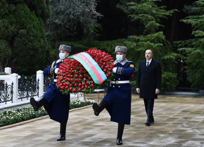 Ильхам Алиев и Мехрибан Алиева посетили могилу Общенационального лидера Гейдара Алиева - ФОТО-ОБНОВЛЕНО