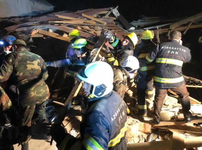 В Хырдалане произошел взрыв, из-под завалов спасены 2 человека