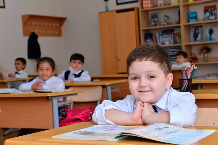 В Азербайджане возобновляется очное обучение в школах