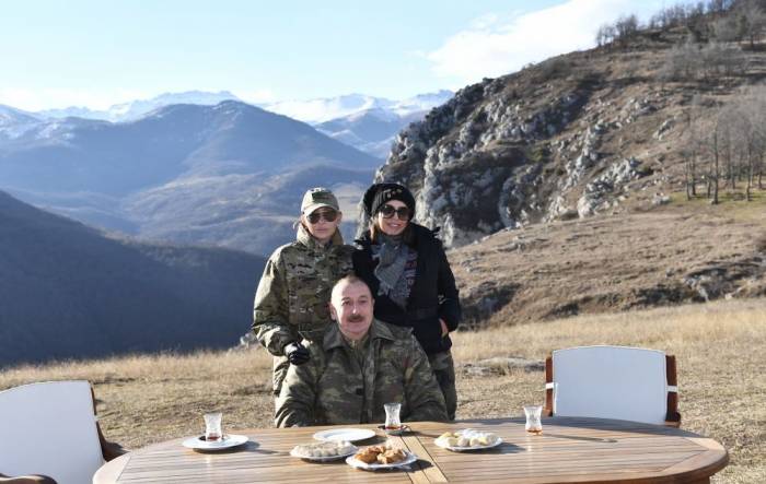 Ильхам Алиев: Чай в стаканах «армуду» с пахлавой на Джыдыр дюзю. На радость друзьям и назло врагам - ВИДЕО