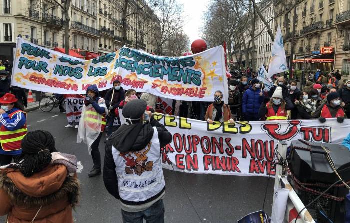 Сотни человек протестуют в Париже против сокращений и закона о безопасности