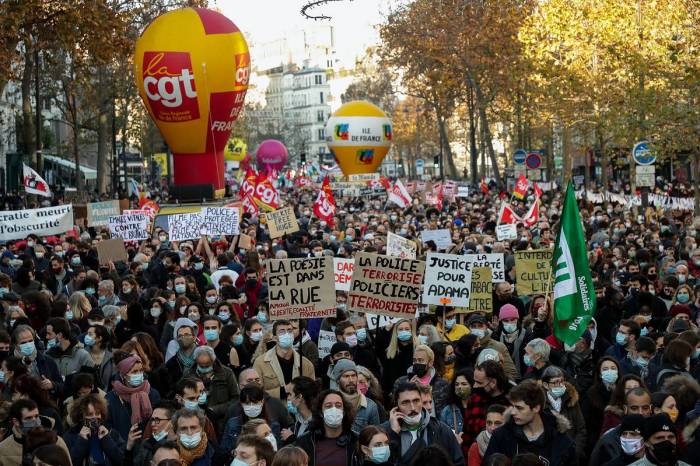 Во Франции манифестации против закона о глобальной безопасности собрали 34 тыс. участников
