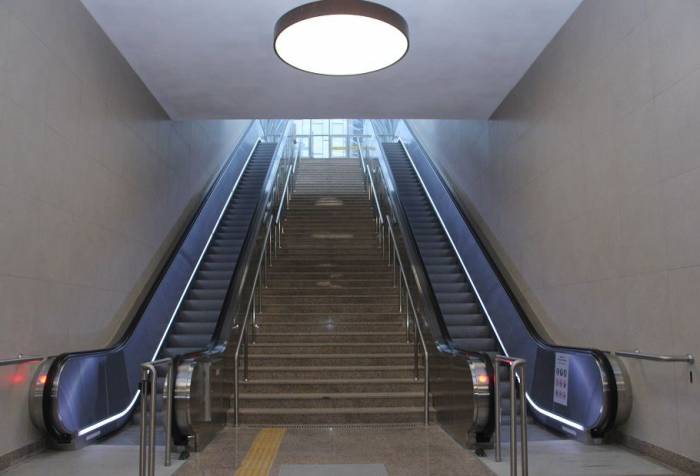 На станции "8 Ноября" установлено 17 эскалаторов и 3 лифта
