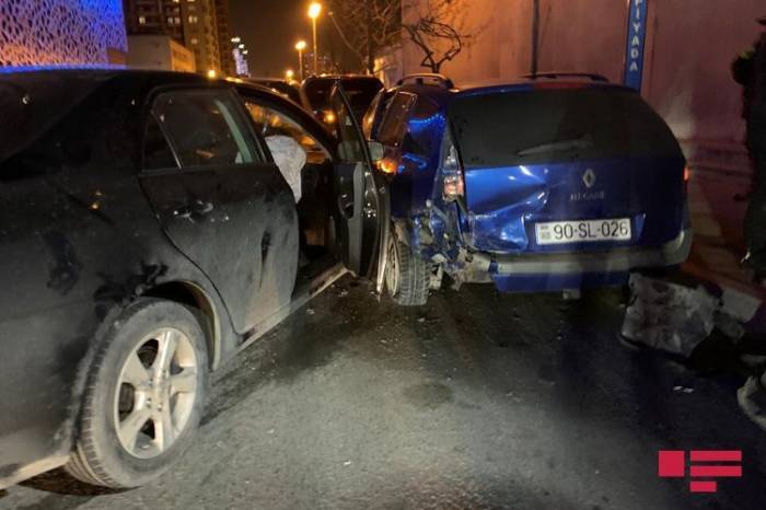 В Баку столкнулись пять автомобилей
