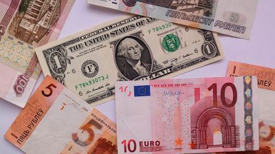 Доллар и евро на торгах 6 января подешевели, российский рубль подорожал