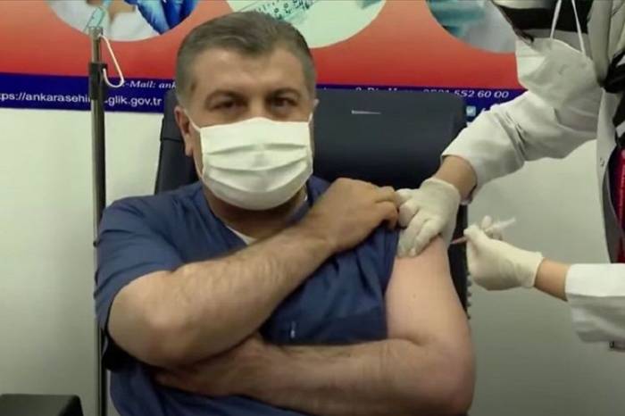 Министр здравоохранения Турции вакцинировался от коронавируса в прямом эфире
