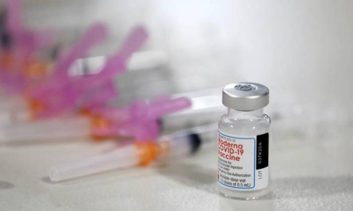 Уборщик случайно испортил почти 2 тыс. доз вакцины Moderna в США
