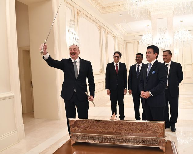 Гендиректор ИСЕСКО вручил памятный подарок президенту Азербайджана - ФОТО
