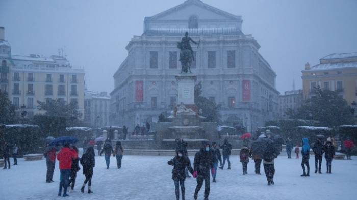 Сильнейший снегопад полностью парализовал Мадрид
