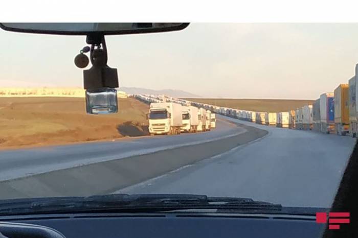 На азербайджано-российской границе возникла длинная очередь грузовиков