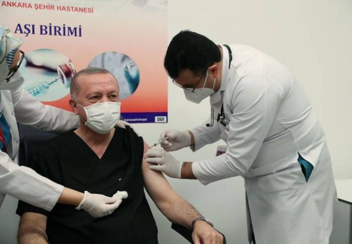 Президенту Турции сделали прививку от коронавируса