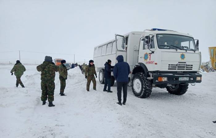 64 человека спасли из снежных заносов за выходные в Казахстане
