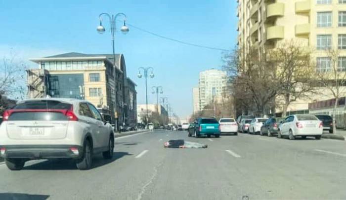 В Баку мужчина внезапно упал на улице и умер 