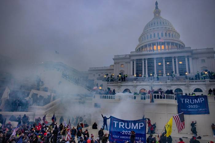Поверженный Капитолий: Что происходит с основами демократии в США? 