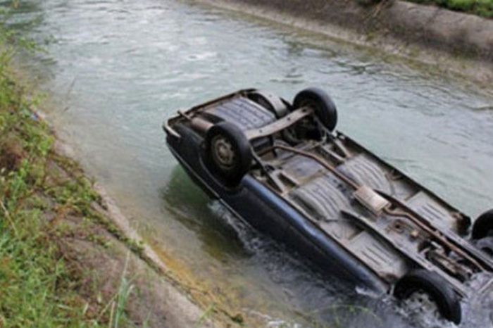 В Сабирабаде автомобиль упал в водный канал