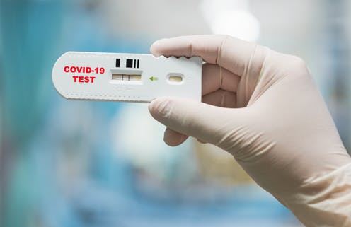 Снижение количества зараженных COVID-19 не связано с уменьшением числа проведенных тестов

