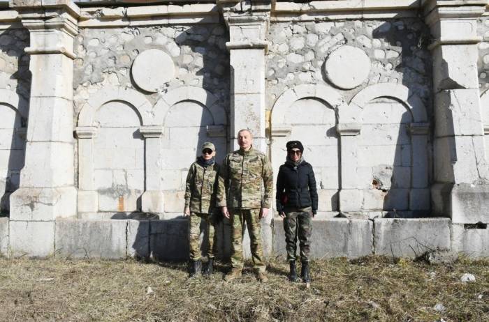 Ильхам Алиев и Мехрибан Алиева ознакомились со зданием ИВ города Шуша, источником Натаван, домом - музеем Бюльбюля