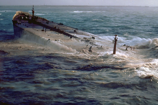 Cпасшийся моряк заявил, что затонувший в Черном море сухогруз накрыло волной