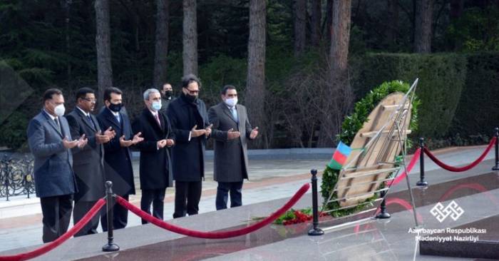 Генеральный директор ИСЕСКО посетил могилу Гейдара Алиева и Аллею шехидов
