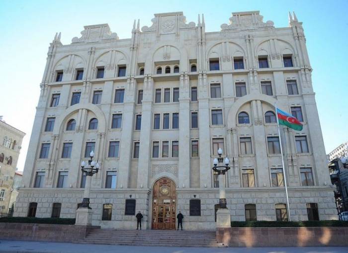 В Баку задержан человек, приковавший психически больного к столбу