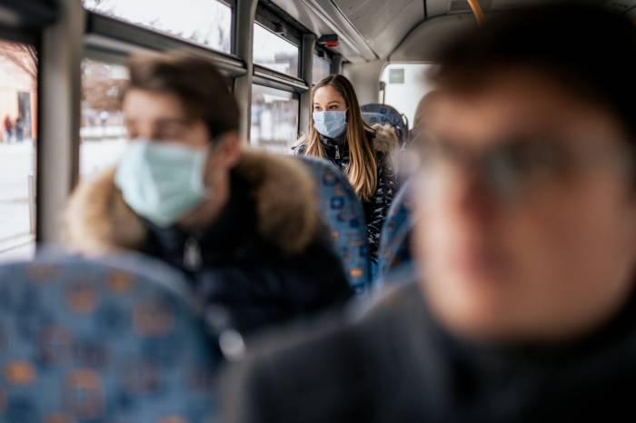 Жителей США только сейчас обязали носить маски в общественном транспорте