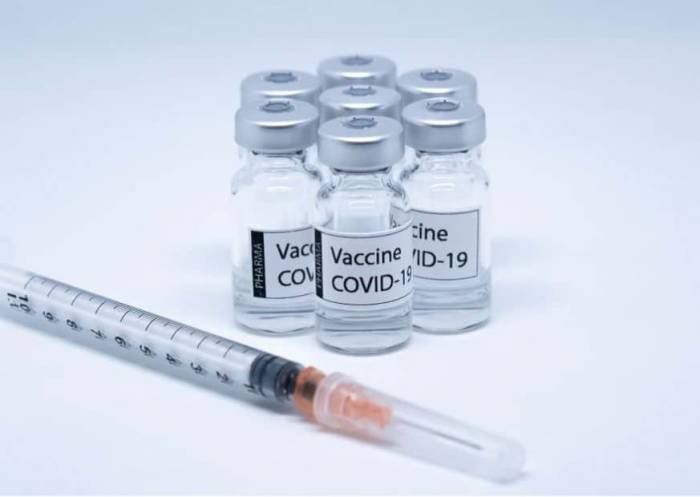 Президент Хорватии публично получил вакцину от COVID