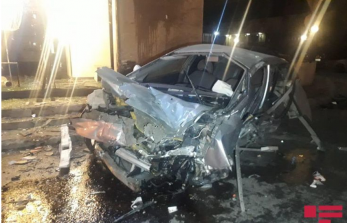 В Баку автомобиль врезался в магазин