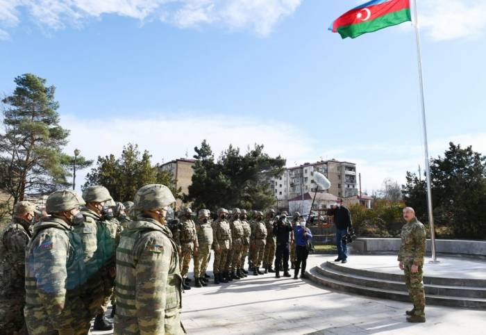 Ильхам Алиев поднял флаг Азербайджана в городе Шуша - ФОТО